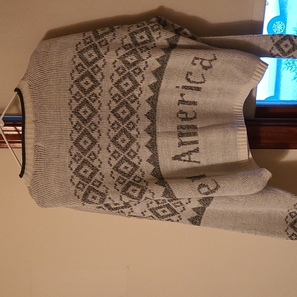Mens sweater/free with men's bundle - Picture 2 of 4
